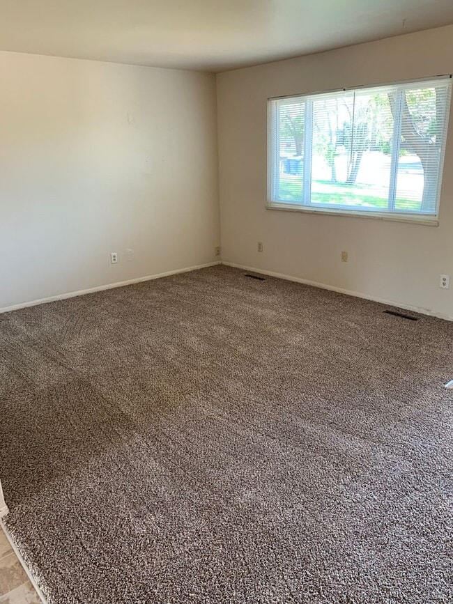 Building Photo - 3 Bed, 1.5 Bath Duplex in Central Fort Collins!