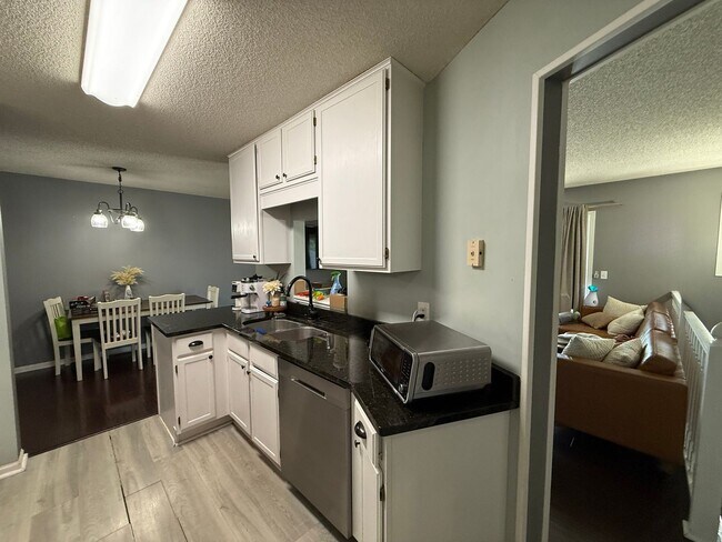 Building Photo - Updated 2 Bed, 2.5 Bath Apple Valley Townh...