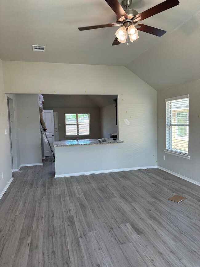 Foto del edificio - Navasota - 3 bedrooms / 2 bath / 2 car garage with fenced in yard.