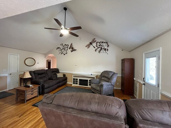 Foto del edificio - 3 Bedroom, 2 Bathroom - Home in Calhoun!