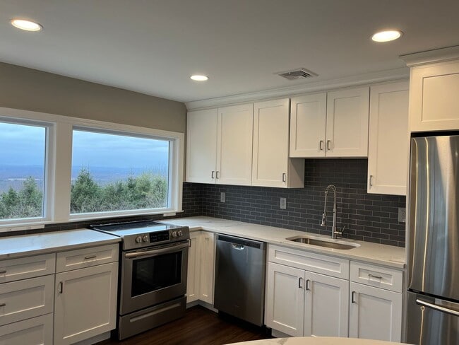 Building Photo - Gorgeous 3 Bedroom Near Glastonbury Center