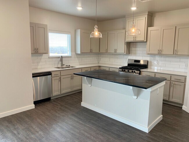 Building Photo - 3 Bedroom 2 Bath Home With Flex Space in E...