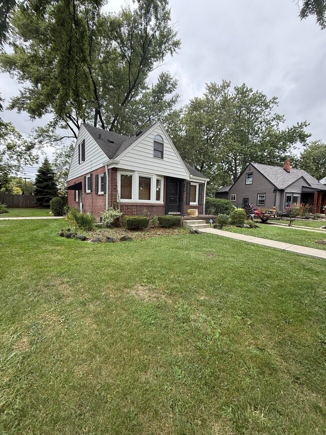 Building Photo - 1625 W Farnum Ave