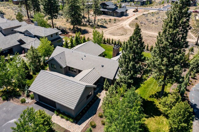 Building Photo - High end home in Broken Top gated community