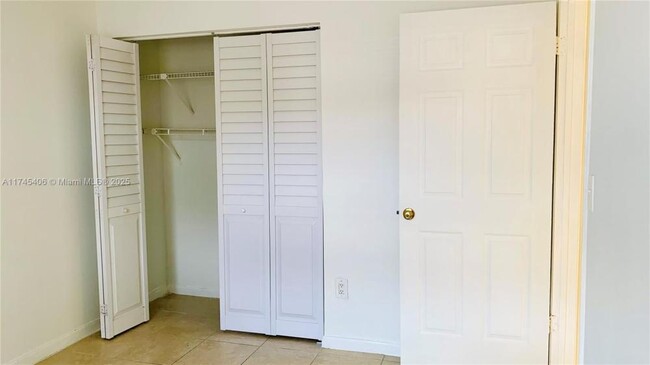 Building Photo - 2 bedroom in Miami FL 33179