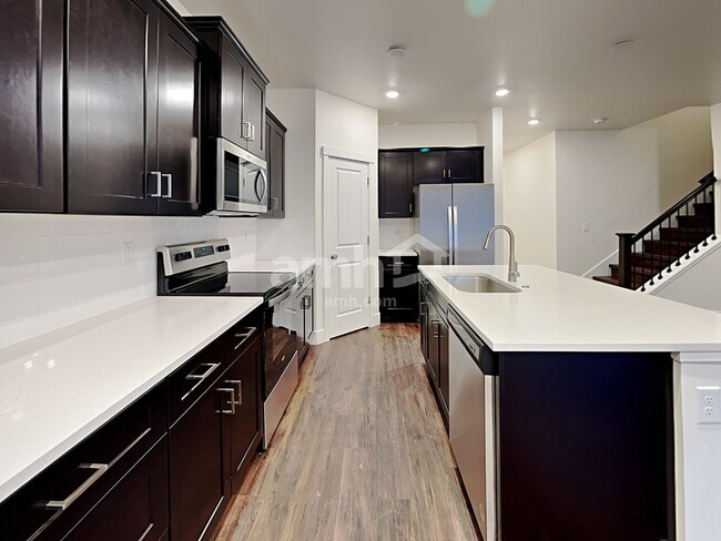 Building Photo - 652 S Retort Avenue