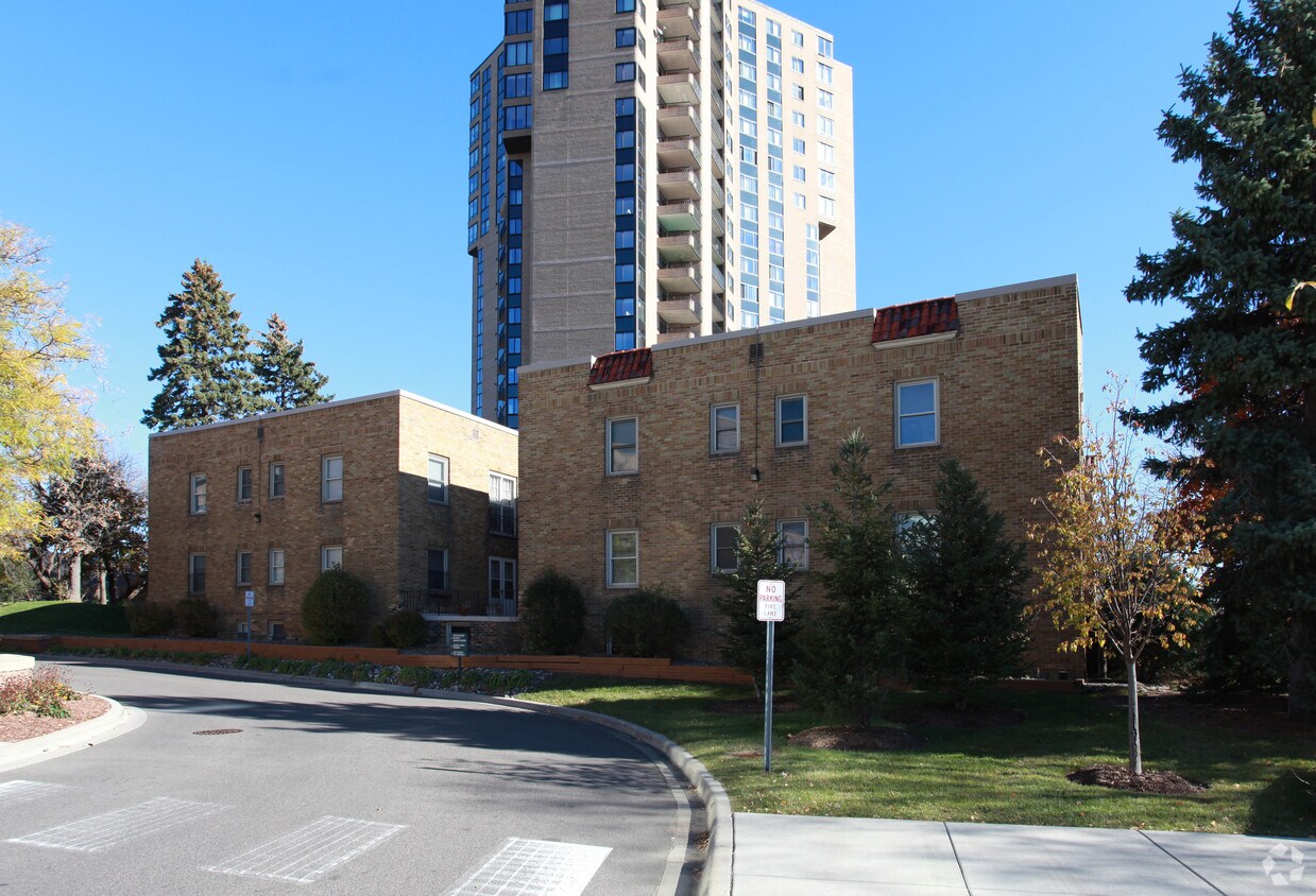 Foto del edificio - Lakeshore Arms Apartments