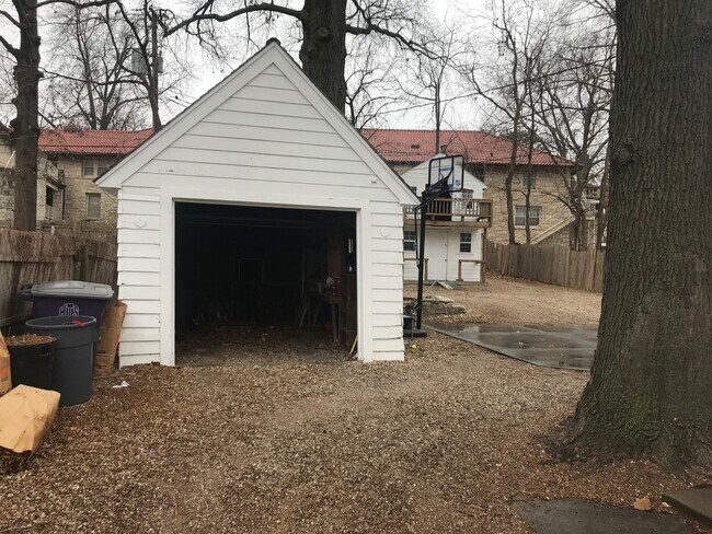 Foto del edificio - HUGE Home Right Across From Campus! Must S...