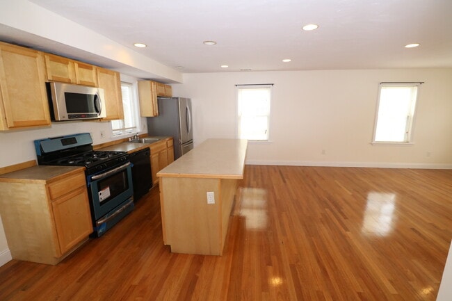 Building Photo - 76 Seaver St