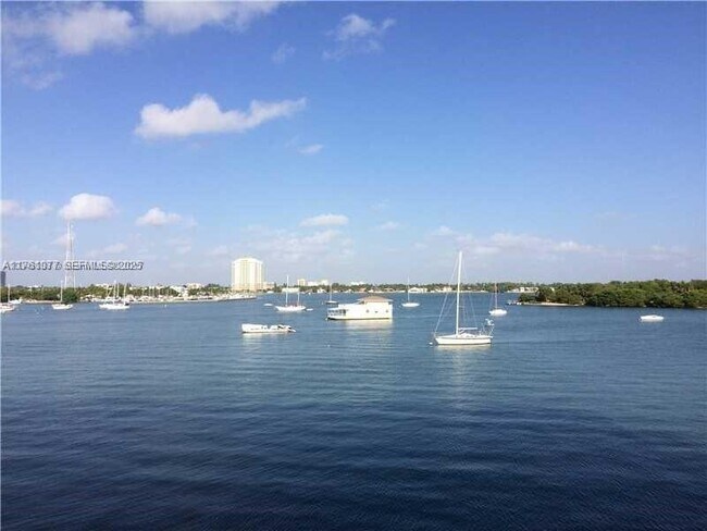 Foto del edificio - 7928 West Dr