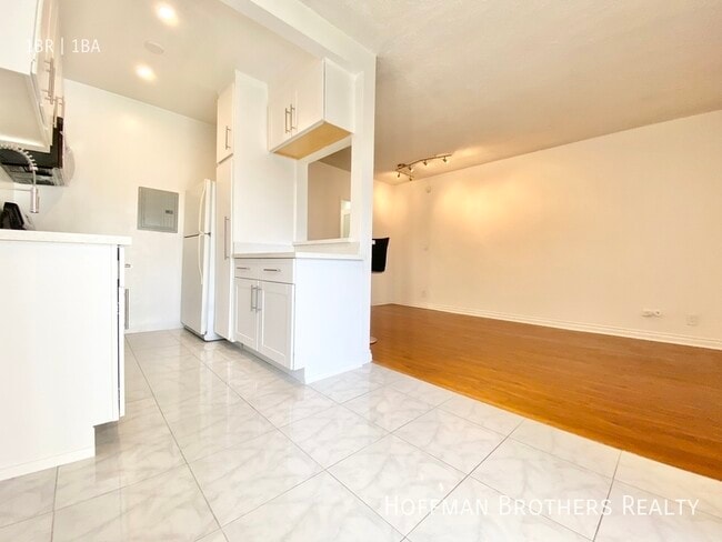 Building Photo - 1313 N June St
