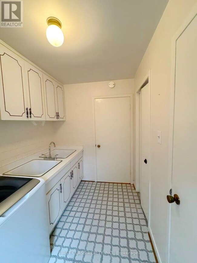 Building Photo - 1353 Myron Dr