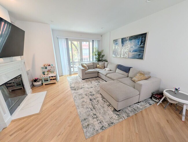 Foto del edificio - Stunning rehabbed 3-Bedroom Townhome in Fulton Market / West Loop