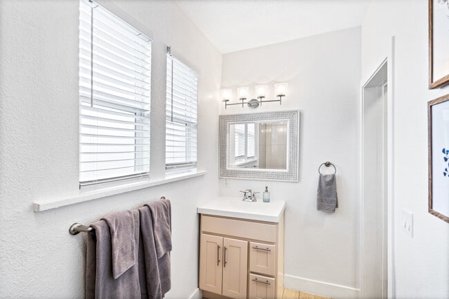 Foto del edificio - 4411 Logan St