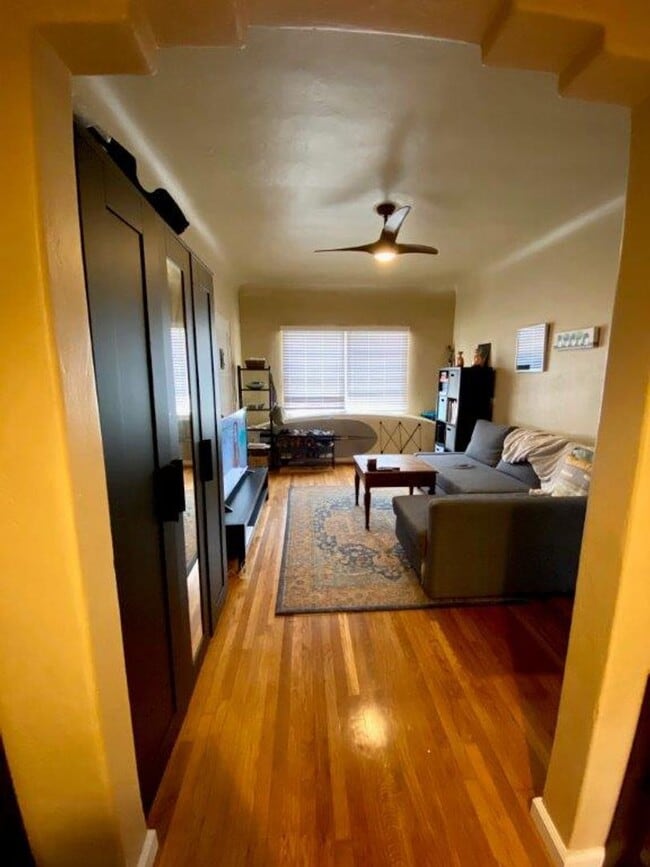 Building Photo - Upstairs 1 bedroom 1 bathroom apartment - ...