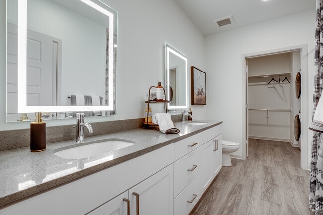 1BR, 1BA - 796 SF - The Aston