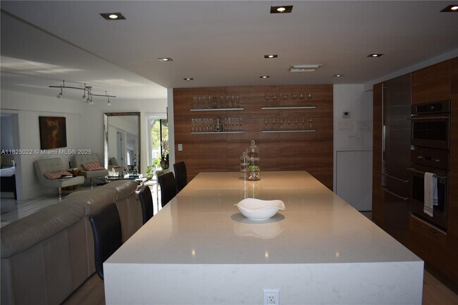 Foto del edificio - 230 Sunrise Dr