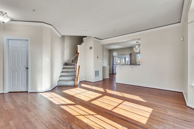 Foto del edificio - Charming 3 BR + Den Townhouse available now