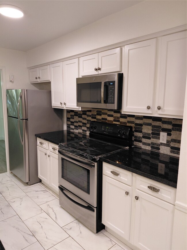 Building Photo - 13150 Trail Hollow Dr