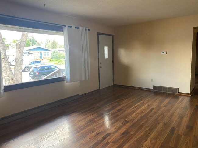 Building Photo - Cozy, single family home