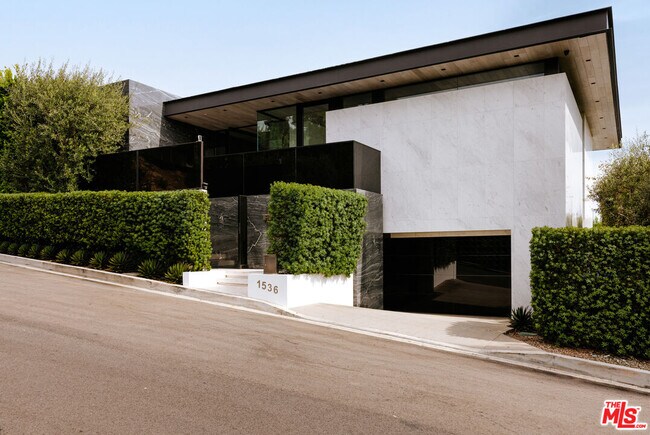 Foto del edificio - 1536 Blue Jay Way