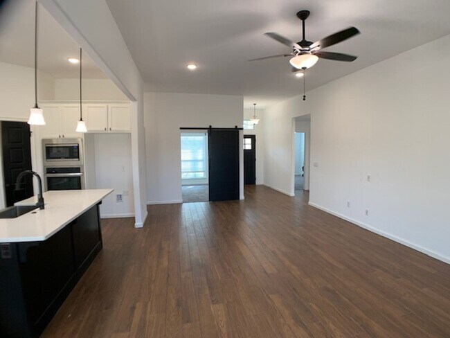 Building Photo - Edmond 3 bed with optional office Deer Cre...