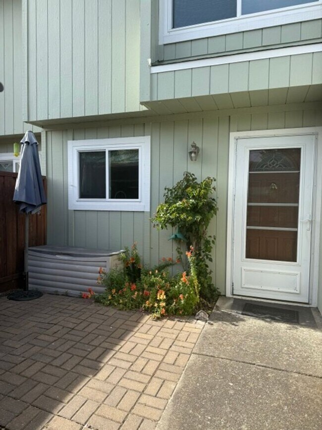 Building Photo - Sonoma Racquet Club Circle ~ Gorgeous 2 Bedroom 1.5 Bath in Rohnert Park