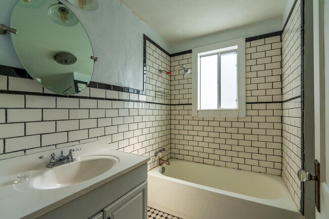 Building Photo - 1220 SW 12th Ave