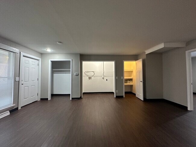 Foto del edificio - Large, fully remodeled 3 bedroom apartment...