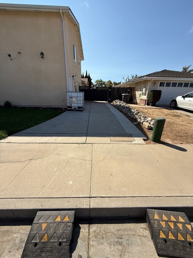 Building Photo - 521 Summerhill Dr