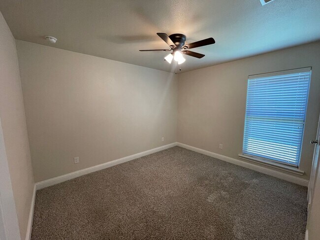 Foto del edificio - Beautiful Spacious Home Located in Windsto...