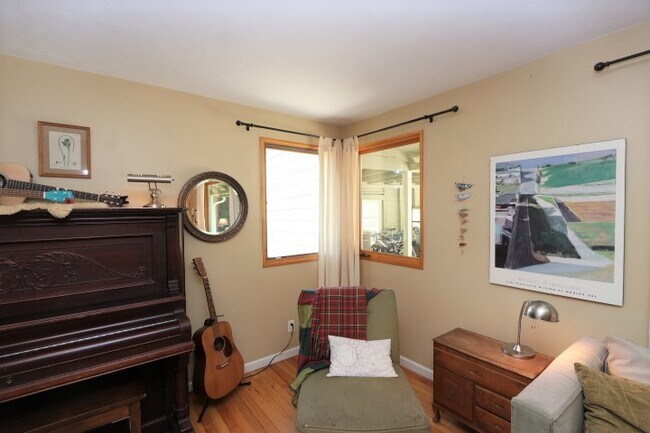 Building Photo - Serene Montclair Home