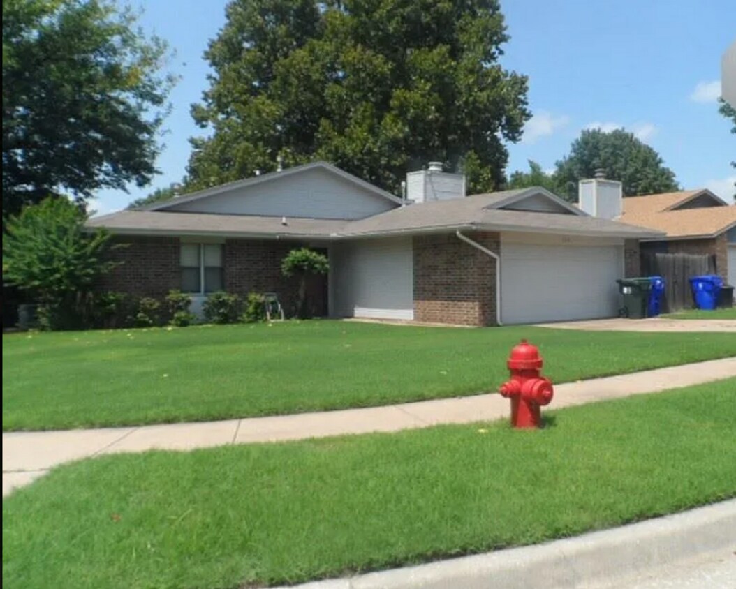 Primary Photo - Two bedroom home in N.W. Norman