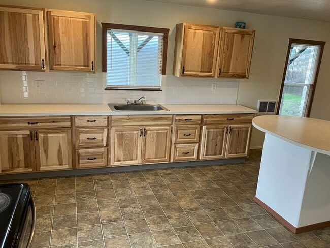 Building Photo - Welcome to this cozy spot 2 bed, 1 bath, r...