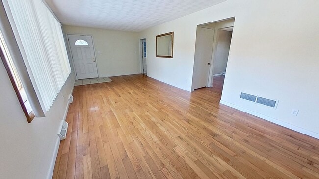 Building Photo - 2-Bedroom Rancher with Garage