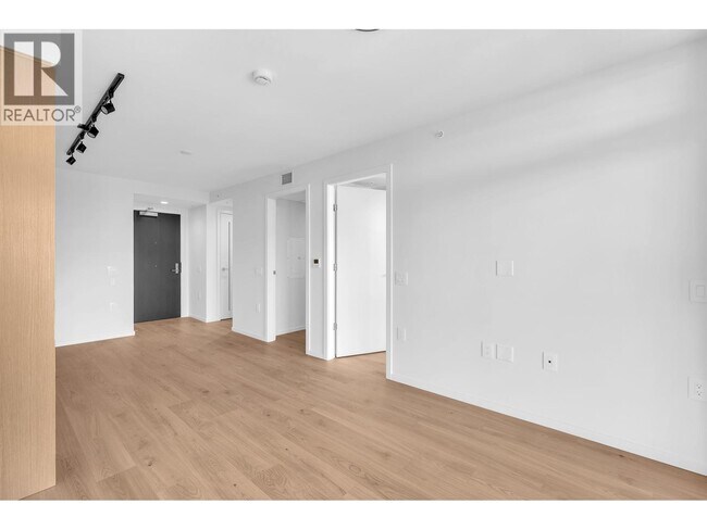 Building Photo - 2729 Kingsway