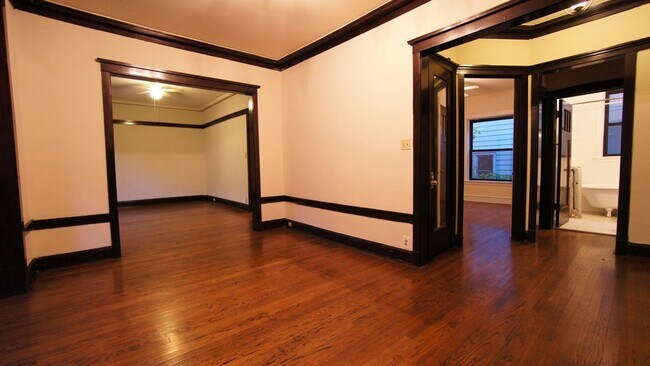 Building Photo - 2420 N Sawyer Ave