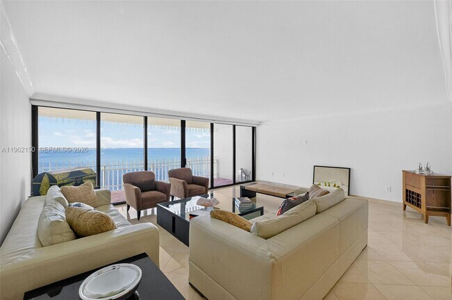 Foto del edificio - 2 Grove Isle Dr