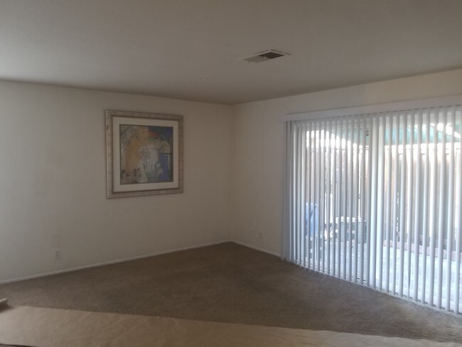 Building Photo - 2 Bed 1 Bath Condo Across From Hillcrest Park