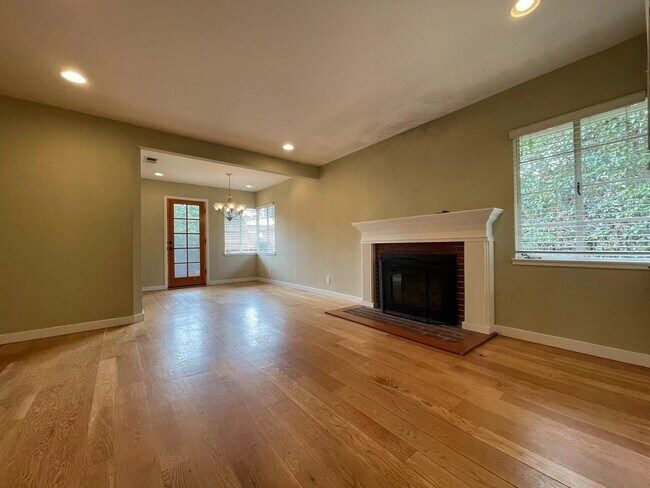 Building Photo - 55 Tulip Ln