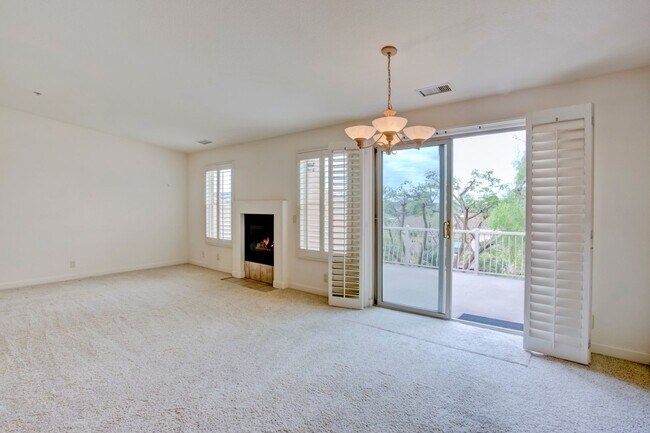 Building Photo - Bright & Airy 3bd/2bth End Unit Condo in F...