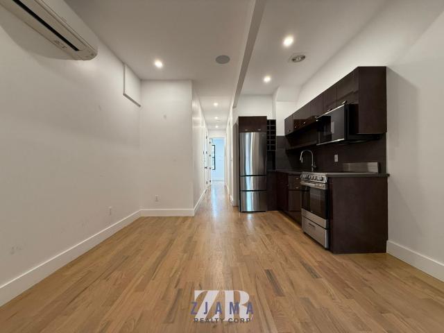 Foto del edificio - 3 bedroom in Brooklyn NY 11206