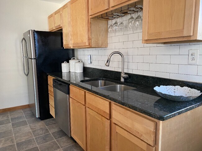 Building Photo - 906 W 26th St