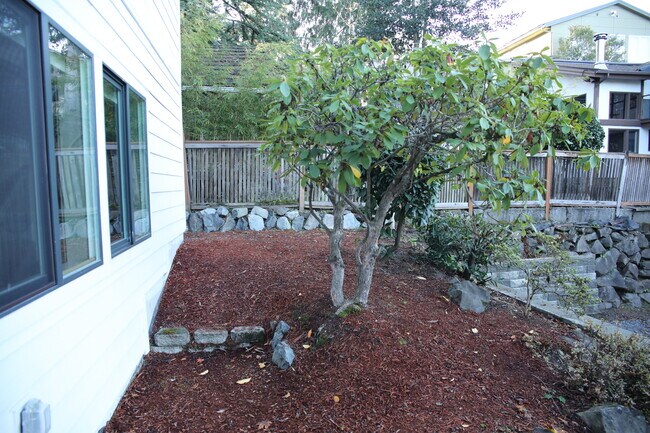 Building Photo - 1529 NE 92nd St
