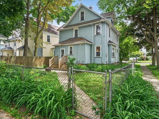 Building Photo - 919 Goodman St S