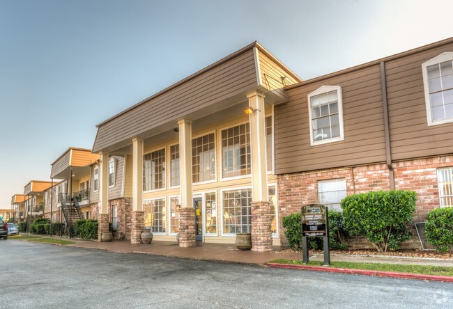 Royal Oaks of Pearland Apartments Rentals - Pearland, TX | Apartments.com