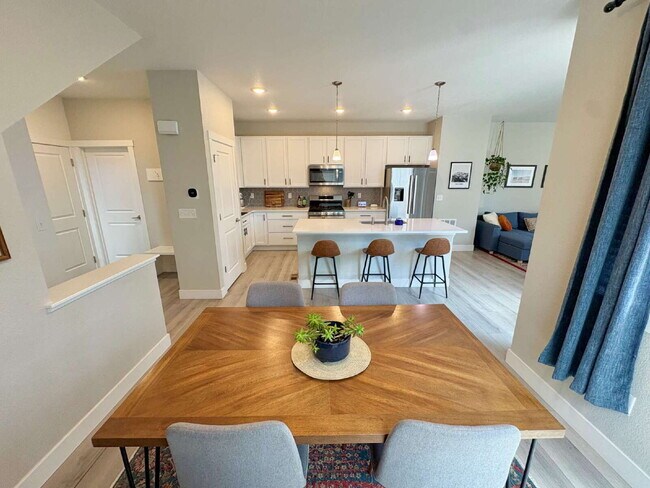 Foto del edificio - 3bd/2.5ba Paired Home in Trailside w/ side yard