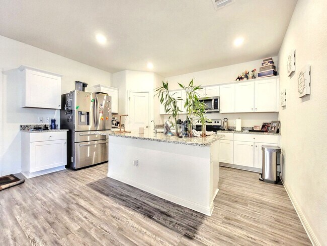 Foto del edificio - Beautiful 5 BR / 3 BA Home for Rent in Pfl...