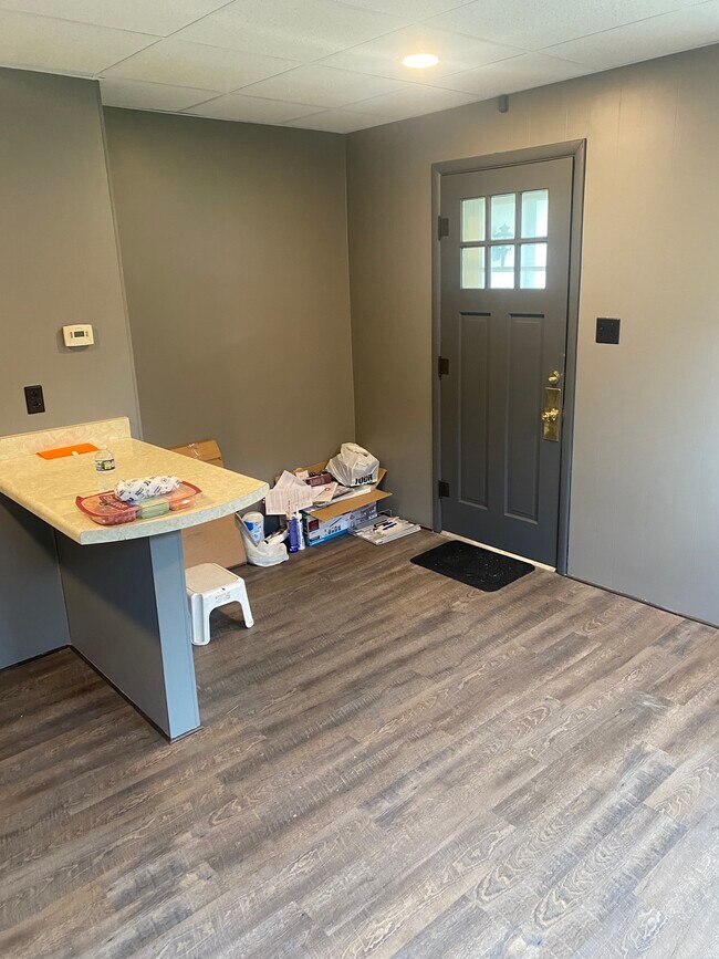Entryway - 600 W 5th St