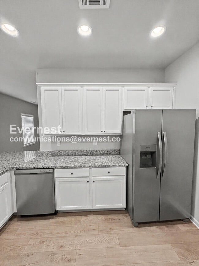 Building Photo - 3 Bed, 2.5 Bath Home with Fenced Yard & Garage / Pet-Friendly / Available Now!